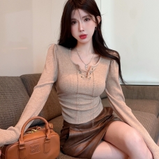 RM25756#纯欲V领链条抽褶收腰长袖打底衫