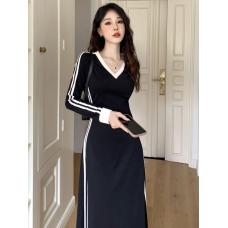 RM27521#赫本风米色V领条高级感显瘦黑色长裙