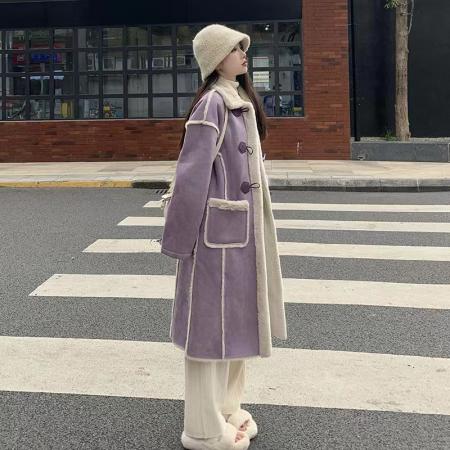 RM31100#紫色麂皮绒羊羔毛皮毛一体外套女中长款冬季牛角扣鹿皮绒长款大衣