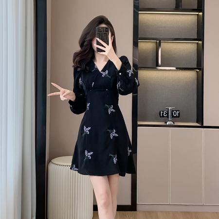 RM34073#法式V领收腰a字裙子花朵刺绣显瘦连衣裙女