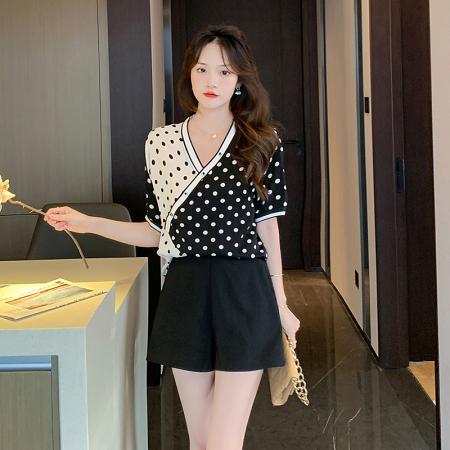 PF2002#爆款推荐设计感小众不规则波点黑白拼接显瘦V领印花T恤女